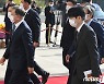 尹 '文 호주 셀카' 비난에..탁현민 