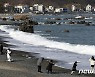 몽돌해변 가족캠핑 왔다 파도 휩쓸린 60대女..숨진 채 발견(종합)