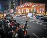 신세계 본점 외벽에 LED칩 140만개, 인생샷 찍으려고 경찰과 숨바꼭질