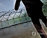 동부전선 최전방 철책 통해 1명 월북..군, 3시간동안 '깜깜'(종합)