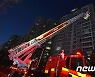 포항 고층 아파트 화재 진화 중
