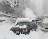 "20명 이상 동사" 눈 구경 갔다 파묻힌 차량 수천 대 참변