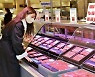백화점 업계, 설 선물세트 한우 앞세워.."선물가액 상향에 프리미엄 제품 인기"