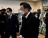 '이한열 모친' 유족과 인사하는 이재명