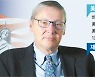 '경제학 교과서' 저자 맨큐 "'돈 뿌려 성장' 이젠 위험..실패 땐 '폰지사기'처럼 될 수도" [2022 전미경제학회]