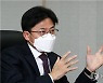 인터뷰하는 유국희 원안위원장