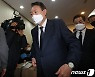 윤석열, 배은심 여사 조문 "일생을 민주화 위해 헌신하신 분"