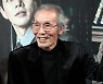문 대통령 "깐부 할아버지께 존경과 감사".. 오영수 '골든글로브' 수상 축하