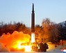 北 미사일 극초음속 아니라는 軍, 전문가는 "예단 말라" 반박