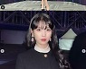 아이유, 대상 인증샷..미모도 비율도 각선미도 '갓벽'[M+★SNS]