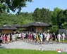 "여자로 태어난게 죄"..북한 여성, 매일 아침 화장실 가서 하는 일이