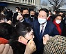 지지자들과 인사하는 윤석열