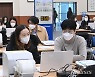 대선 사전투표 교육받는 선관위 관계자들
