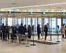 [르포]백신접종 확인, 백화점 입구 북적-주차장은 긴꼬리