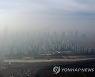 파란 하늘 아래 미세먼지 도시