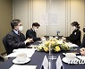 양자회담 하는 환경차관·세계자연보전연맹 사무차장