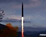 軍 "개발 초기단계"라더니.. 北, '마하10' 탄도미사일 발사