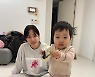 '사업가♥' 최희, 딸과 놀아주다 넋 나간 엄마..홍현희 "표정 예사롭지 않아"