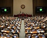 공공기관 노동이사제 국회 통과.."지위·권한 보장없인 투명인간 전락" 비판도