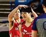 김선형-안영준 '특급 칭찬이야!' [포토]