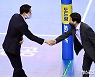 경기 후 인사 나누는 강성형-김호철 감독[포토]