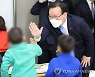 아프간 아이들과 인사하는 김부겸 총리