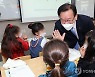 아프간 아이들과 인사하는 김부겸 총리