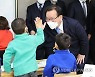 아프간 어린이들과 인사하는 김부겸 총리