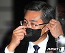 마스크 고쳐 쓰는 서욱 장관