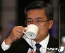 커피 마시는 서욱 장관