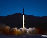 北 김정은 '극초음속미사일 성공' 참관..美 "도발 자제하라"(종합)