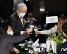 손경식 회장, 조수미씨 수상을 축하해요