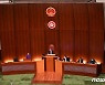 홍콩 입법회에 내걸린 중국 국장.."홍콩 일개 지방의회 전락"
