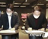 방명록 쓰는 윤석열과 이준석