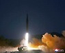 북한 "김정은 참관 하에 극초음속미사일 시험발사..1000km 표적명중"