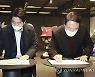'리그오브레전드' 대회장 방명록 작성하는 윤석열 후보와 이준석 대표