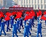 깃발 선전전 펼치는 '전원회의 관철' 궐기대회 참가자들