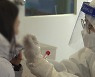 "오미크론 1∼2주 내 우세종화"..거리 두기 연장 가닥