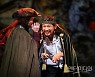 황정민, 이갑선 '소근소근' [EM포토]
