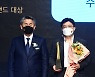 [포토] 수박씨닷컴, '2022 대한민국 퍼스트브랜드 대상' 중등인강 부문 수상