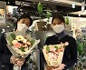 [머니S포토]롯데百광주점 "졸업 축하 꽃다발 준비하세요"