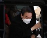 [헤럴드pic] 차에서 내리는 윤석열 국민의힘 대선후보