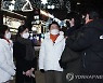 신촌서 20·30과 대화하는 안철수 대선후보