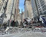 건물 외부로 쏟아진 철근, 콘트리트 잔해더미