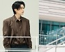 이동욱, 눈 뗄 수 없는 슈트 비주얼 '류수열 홀릭' ('배앤크')