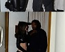 '카녜이 웨스트 새 여친' 줄리아 폭스, 골반 노출 패션으로 데이트 [N해외연예]