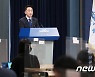 방역조치 관련 브리핑하는 박수현 국민소통수석