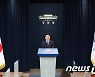 방역조치 관련 브리핑하는 박수현 국민소통수석
