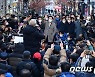 인천 부평 문화의 거리 찾은 이재명 대선 후보
