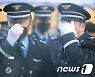 동료들의 슬픔